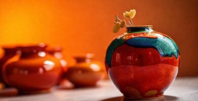 Un jarrón cerámico muestra colores vibrantes