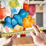 Artista crea un mural colorido feliz