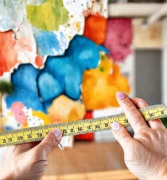 Artista crea un mural colorido feliz