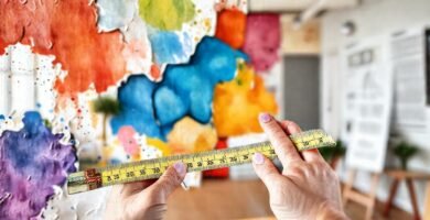 Artista crea un mural colorido feliz