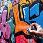 Mural urbano vibrante con arte callejero