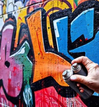 Mural urbano vibrante con arte callejero