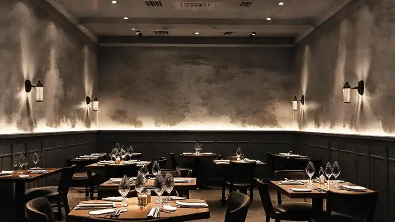 El restaurante evoca una atmósfera elegante y tenue