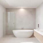 Un baño minimalista transmite calma y luz