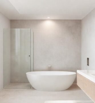 Un baño minimalista transmite calma y luz