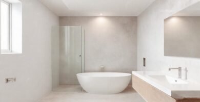 Un baño minimalista transmite calma y luz