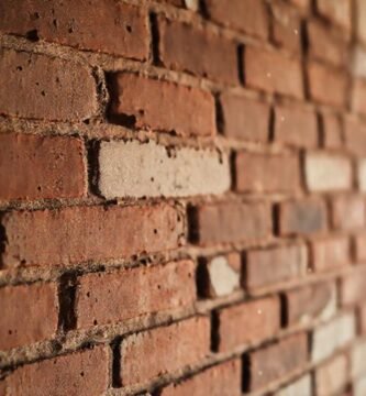 Pared de ladrillo envejecida y desgastada