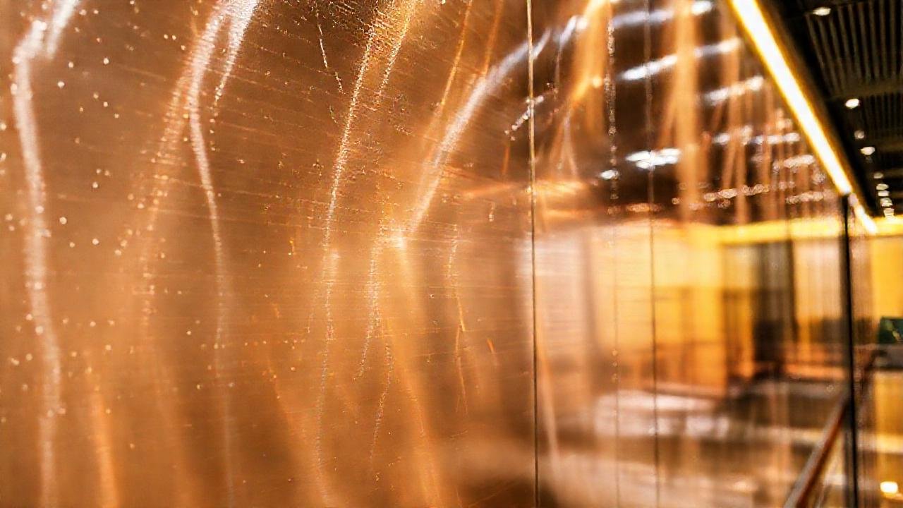 Pared metálica brillante, elegante y moderna