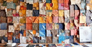 Artista crea un mural complejo y vibrante