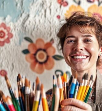 Un artista crea un mural vibrante