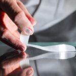 Manos limpian vidrio con precisión