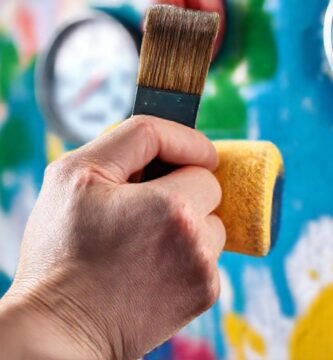 Un artista pinta con precisión profesional