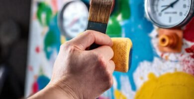 Un artista pinta con precisión profesional