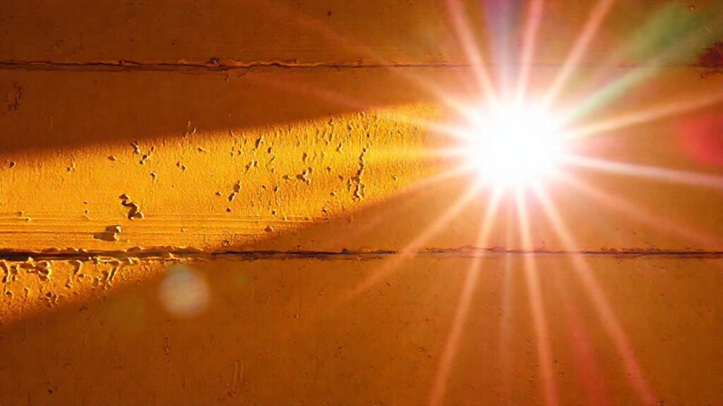 La pared descolorida refleja luz cálida