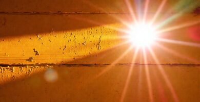 La pared descolorida refleja luz cálida