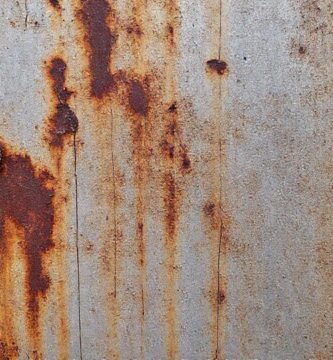 Un muro de metal oxidado y húmedo