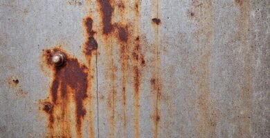 Un muro de metal oxidado y húmedo