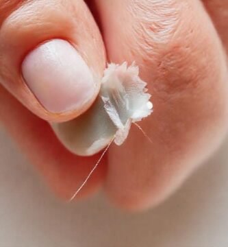 Manos reparando con sutil cuidado