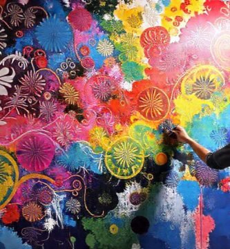 Artista crea murales coloridos y detallados