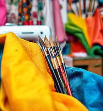 Un estudio creativo borda colores vibrantes