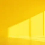 Un estudio minimalista exhibe colores vibrantes