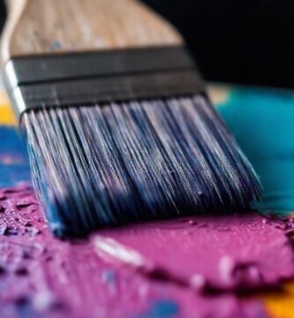 Pincel de pintura crea volumen artístico