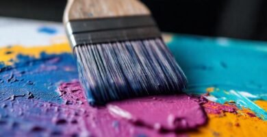 Pincel de pintura crea volumen artístico