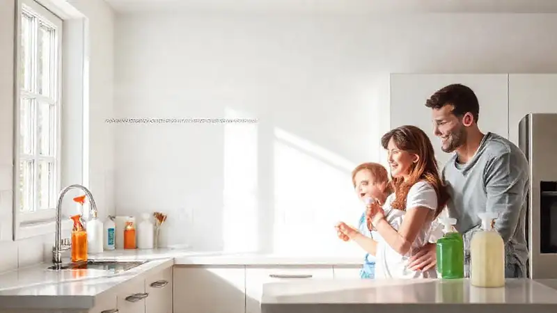 Cocina luminosa y limpia para una familia feliz