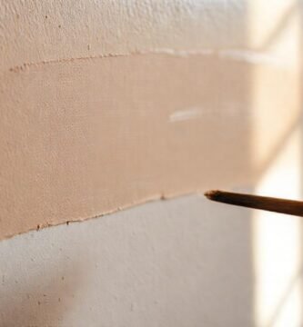 Manos pintan una pared artística cálida