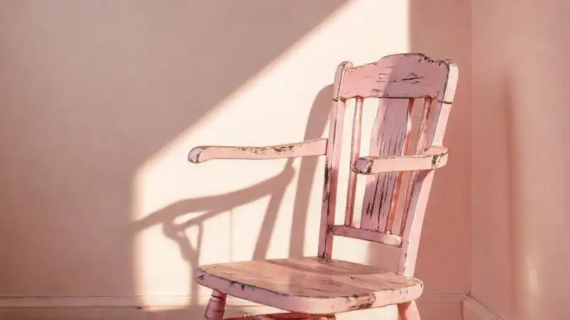 Silla rosa antigua, cálida y acogedora