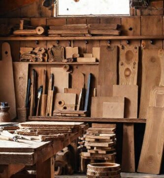Taller rústico con herramientas y madera