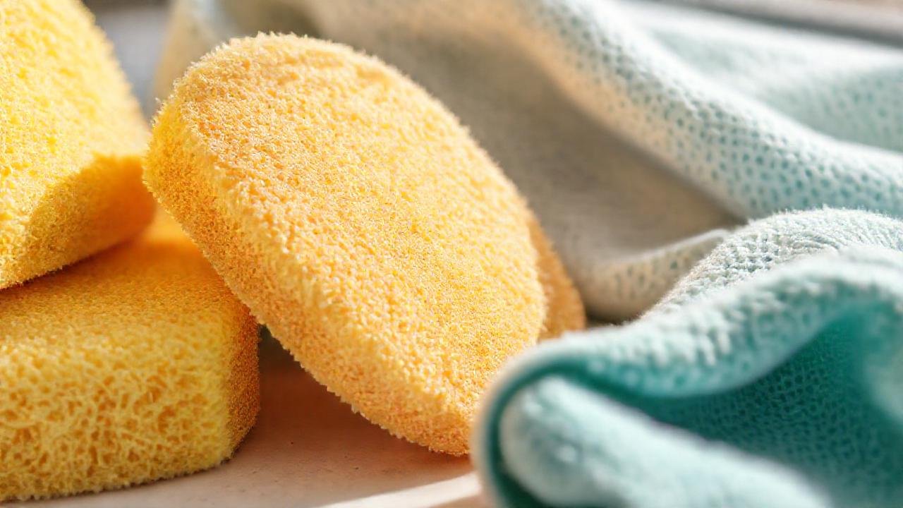 Esponjas ecológicas y texturas limpias