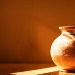Un jarrón de cerámica irradia luz cálida