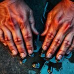 Manos y hormigón evocan humedad intensa