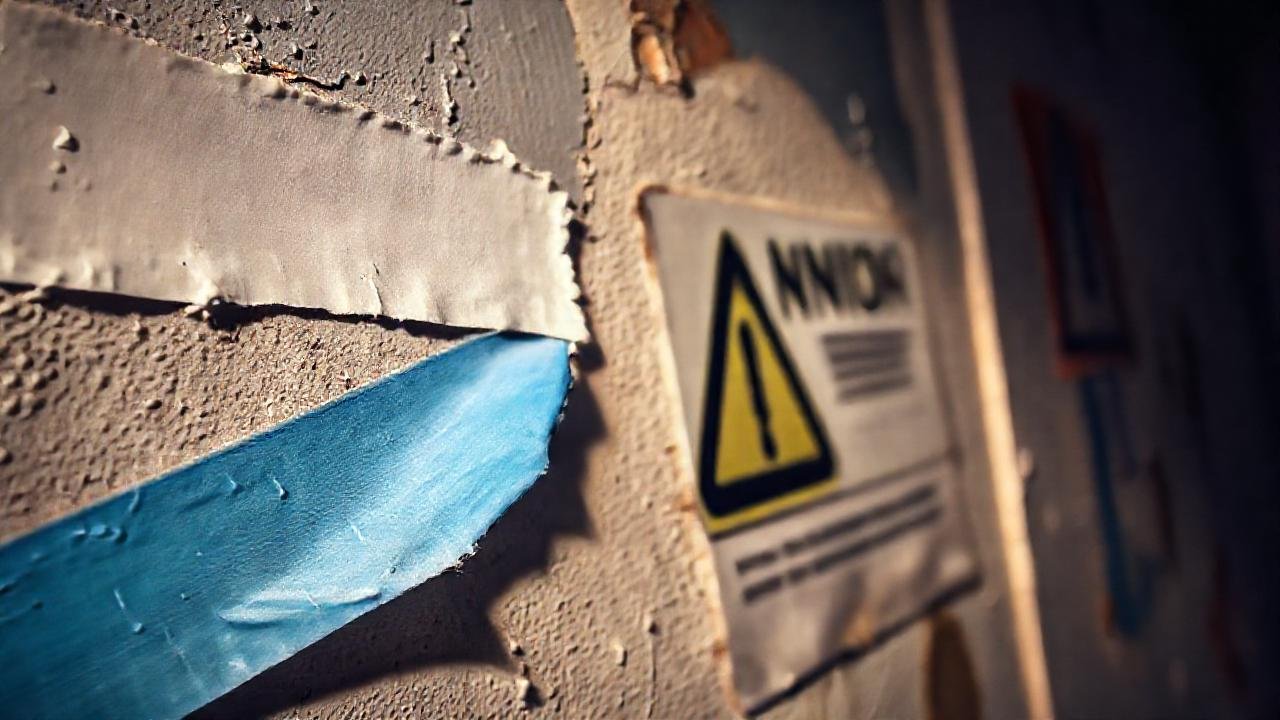 Un artista frustrado daña una pared