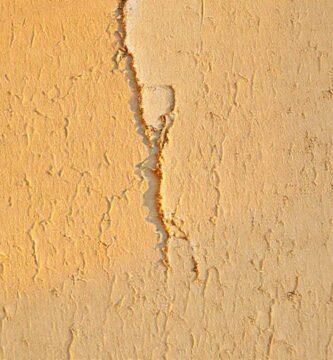 Pared envejecida con luz dorada