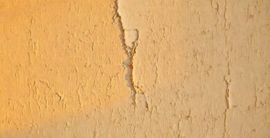 Pared envejecida con luz dorada