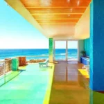 Casa costera moderna con colores vibrantes