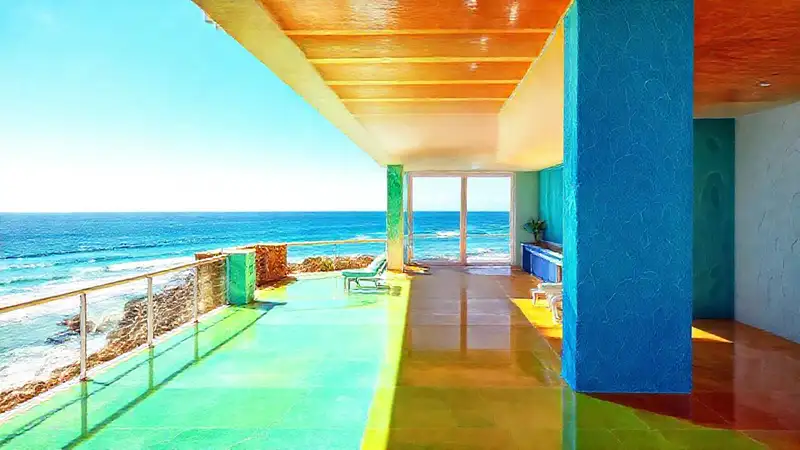 Casa costera moderna con colores vibrantes