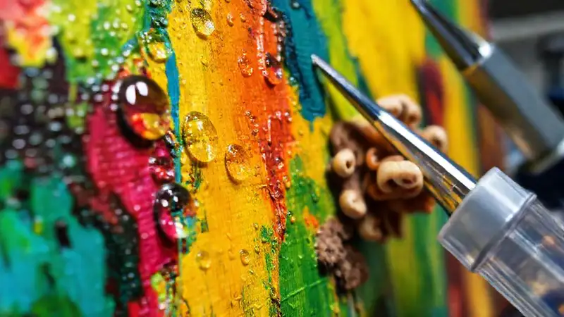 Pintura de hongos en laboratorio brillante