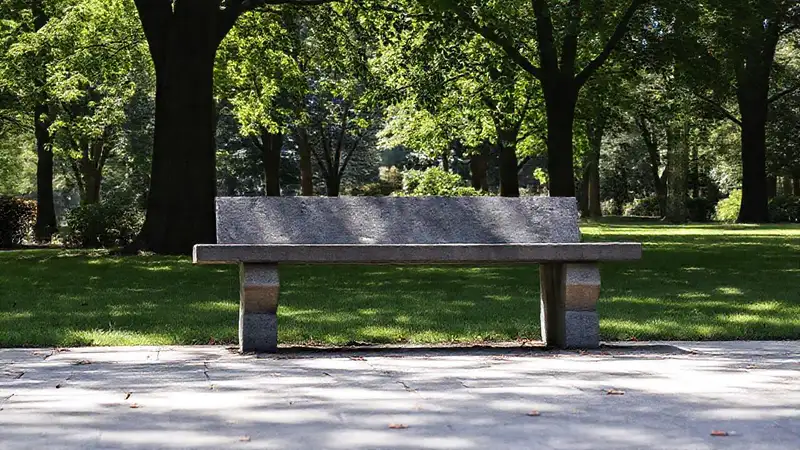 Un banco sereno inspira calma y quietud