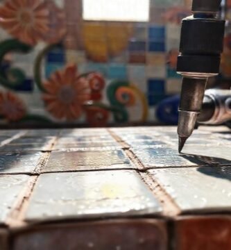 Un mural cerámico vibrante y duradero