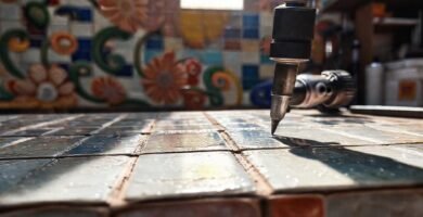 Un mural cerámico vibrante y duradero