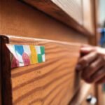 Residuo de cinta en muebles limpios