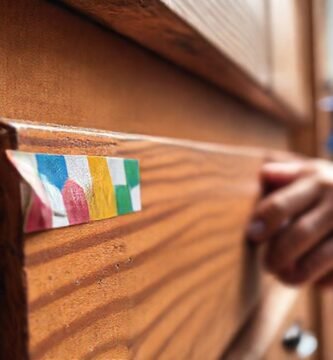 Residuo de cinta en muebles limpios