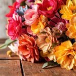 Una mesa rústica con flores vibrantes