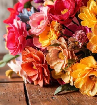 Una mesa rústica con flores vibrantes