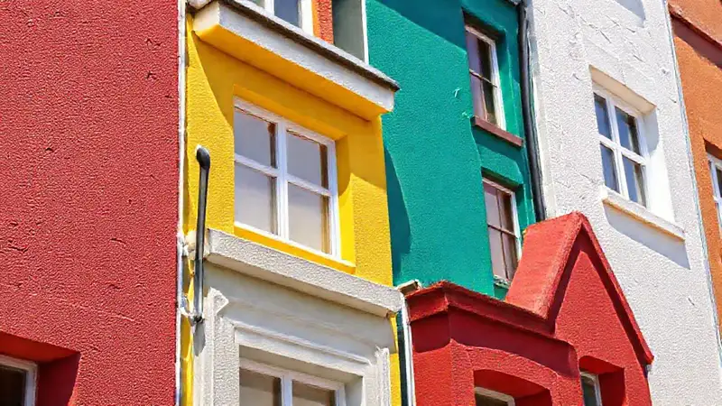Edificios presentan fachadas variadas y coloridas