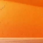 Un muro degradado naranja crea ambiente cálido