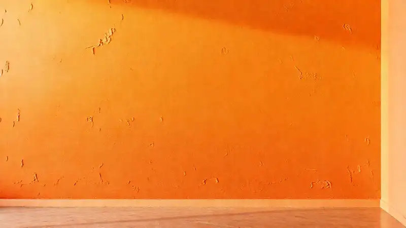 Un muro degradado naranja crea ambiente cálido